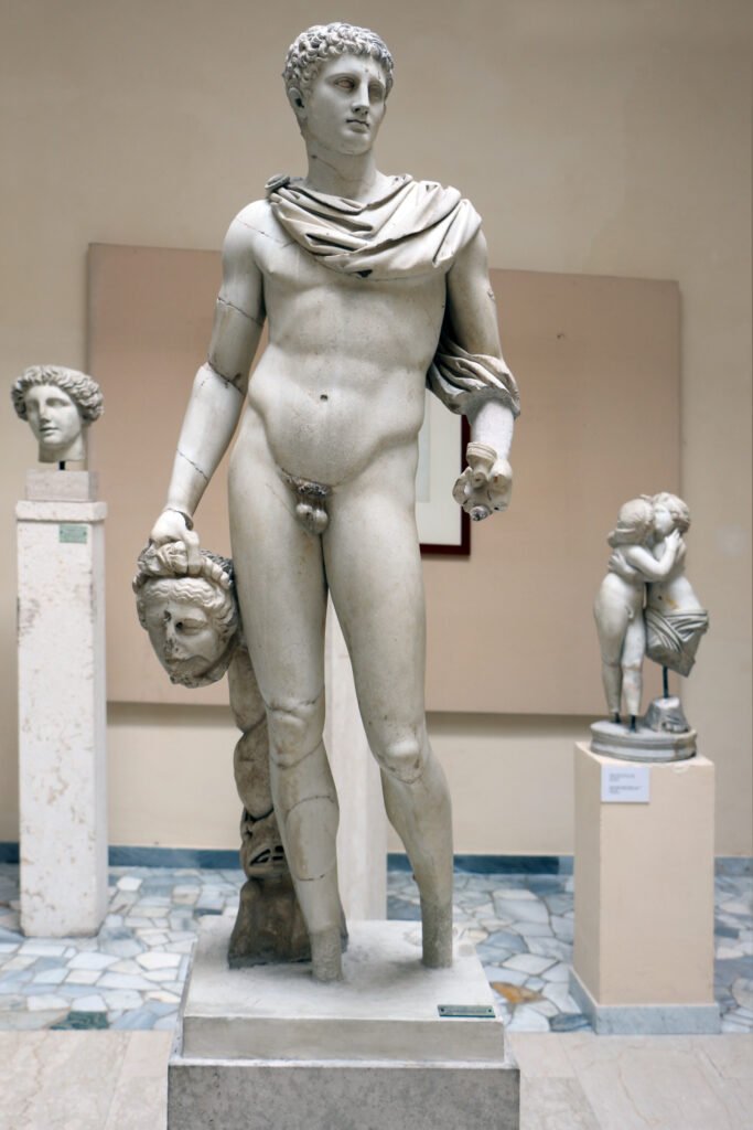 Representação de Perseu, herói grego associado à derrota de Medusa e ao ideal de coragem na mitologia.