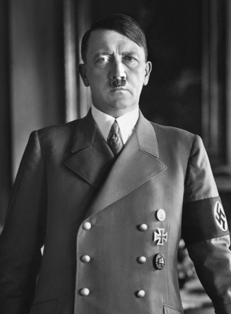 Registro histórico de Adolf Hitler, usado em contexto educativo para análise da Segunda Guerra Mundial.