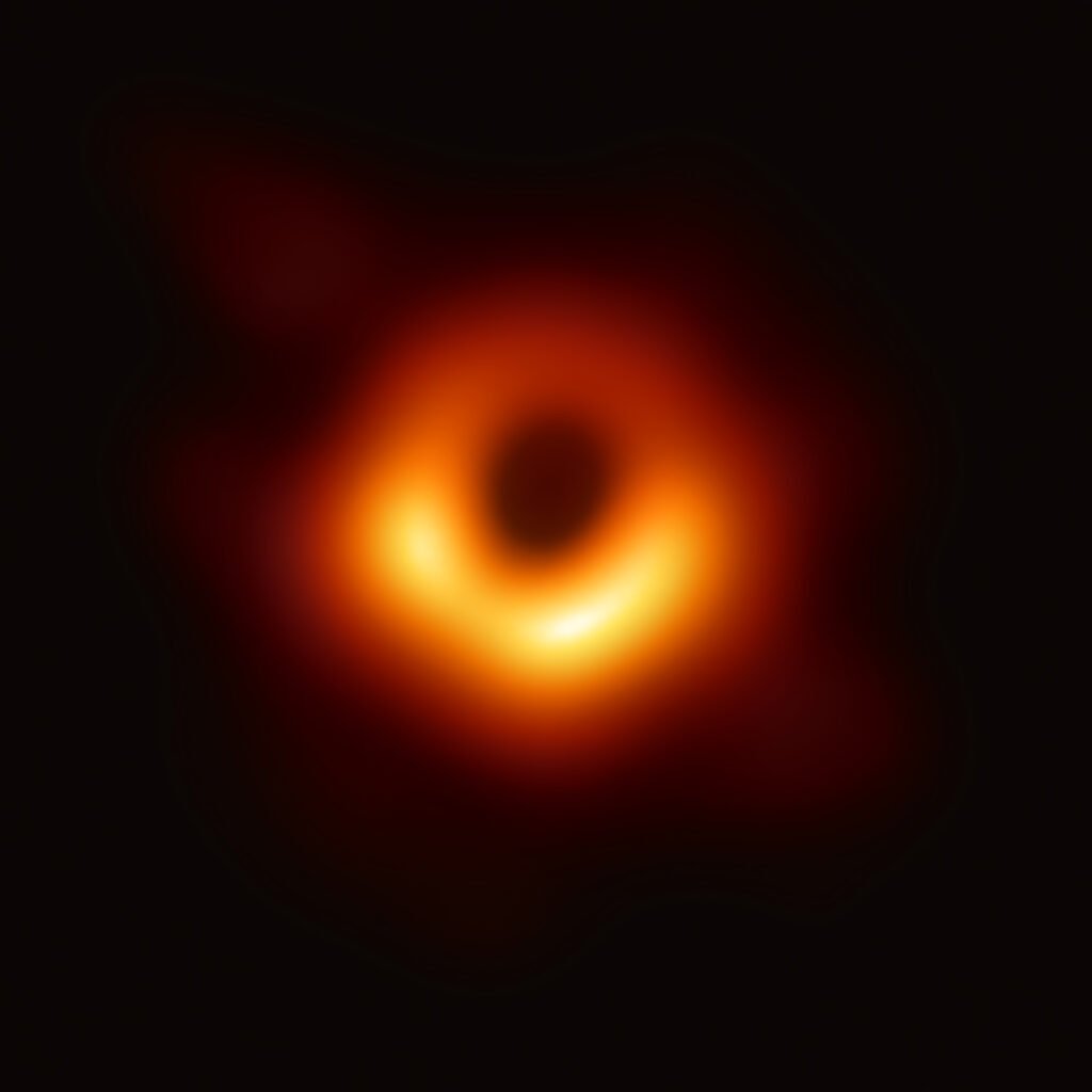 Representação astronômica de um buraco negro, usada como apoio visual para explicar horizonte de eventos e gravidade extrema.